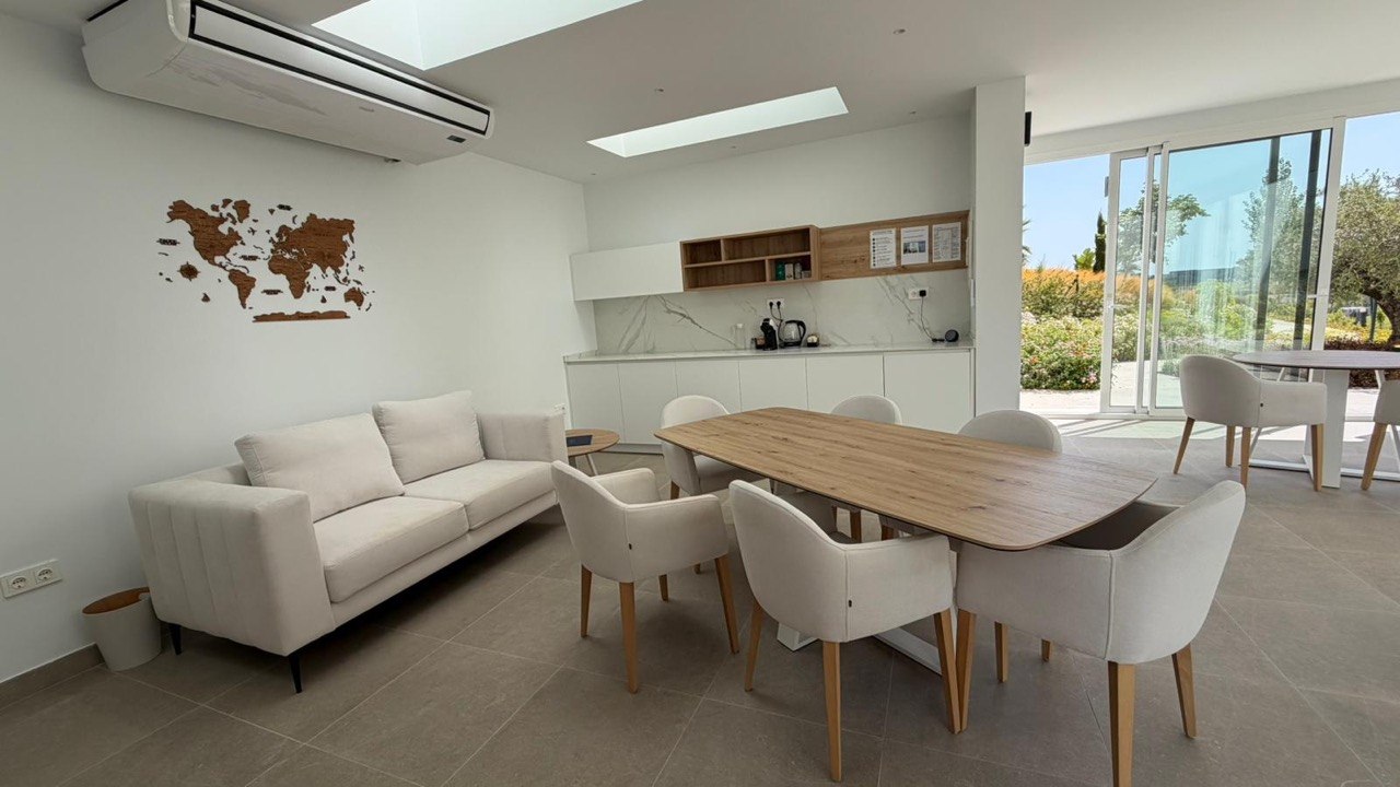 Zona de coworking de Alcazaba Lagoon